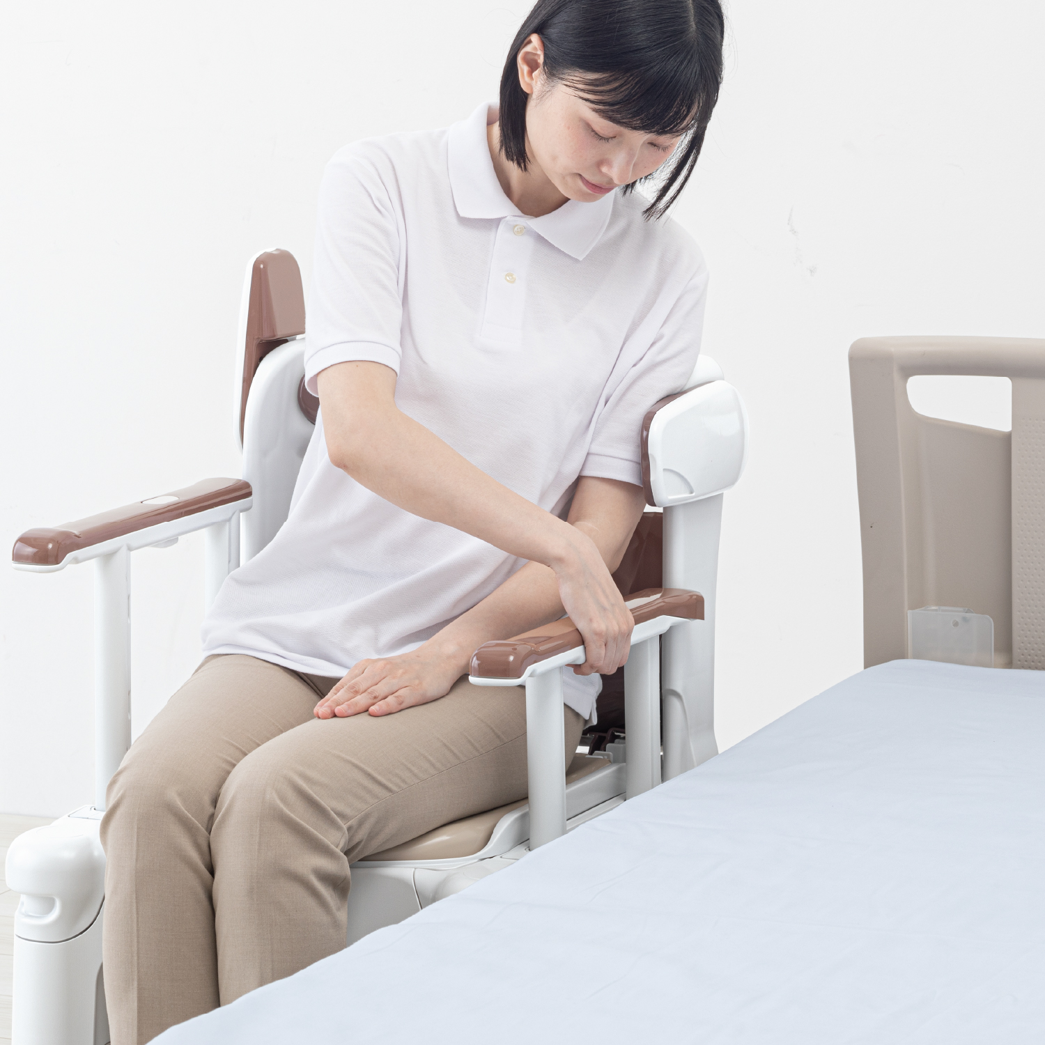 安寿 ポータブルトイレ ブラウン アロン化成・安寿 ポータブルトイレGX | 快適空間スクリオ｜介護