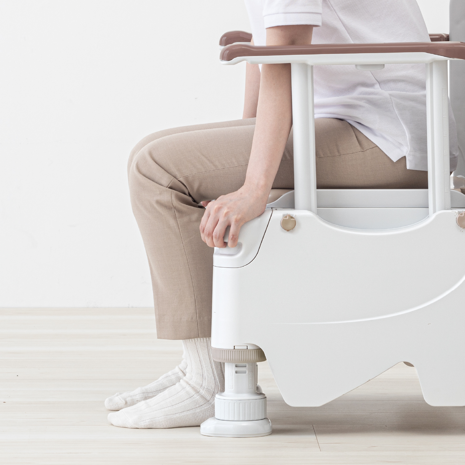 ポータブルトイレ FX-30 ”らくゾウくん” | 【安寿】の介護用品
