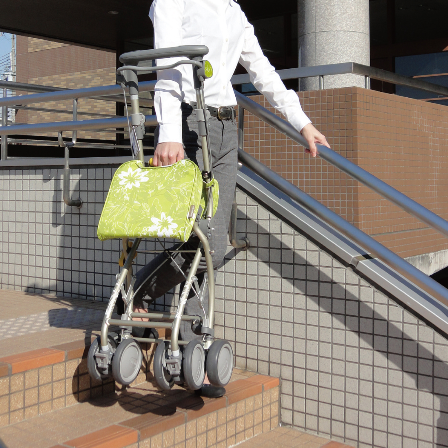 安寿 シルバーカー さんぽっぽ グリーン 花柄 シルバーカー さんぽっぽ | 【安寿】の介護用品 | アロン化成