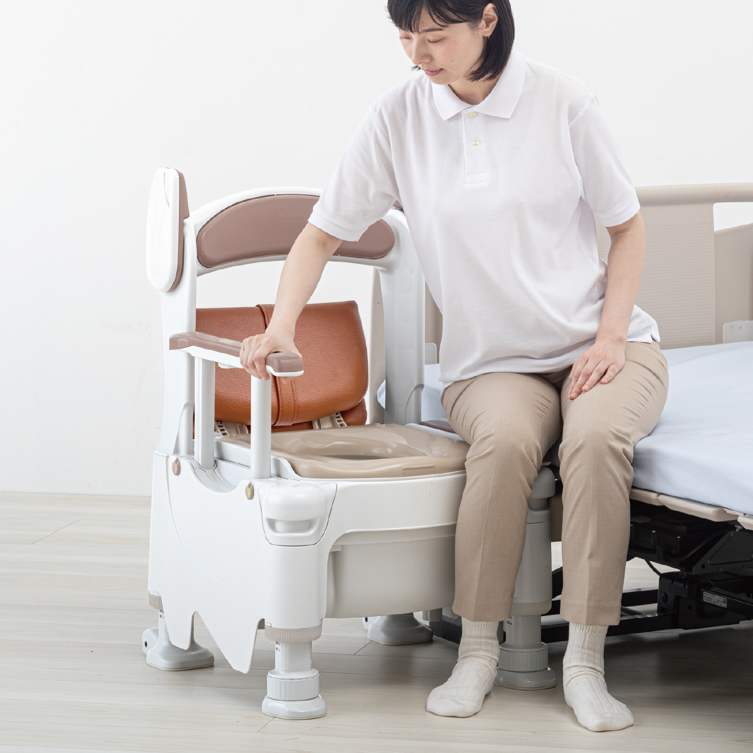 ポータブルトイレ FX-30 座面付 ”らくゾウくん” | 【安寿】の介護用品